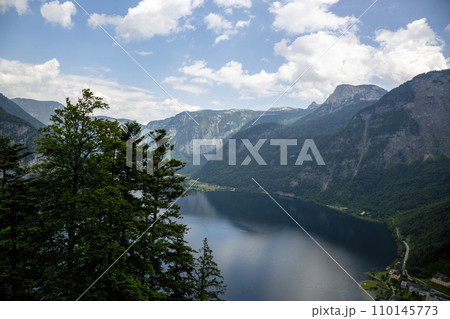 View of the city of Hallstatt and Lake Hallstattersee from a mountain in Austria 110145773