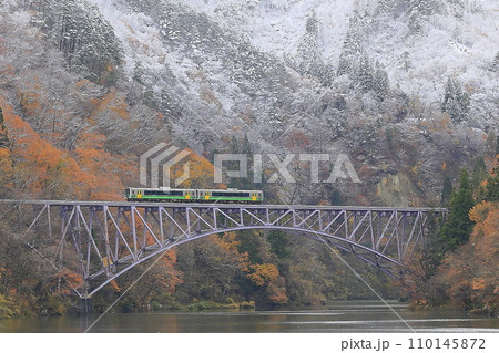 紅葉と雪景色の只見線 紅葉と雪景色の只見線 110145872