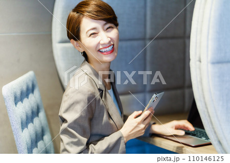 パーソナルブースでスマホを使う女性 撮影協力:WEEK芝大門(サンフロンティア不動産) パーソナルブースでスマホを使う女性 撮影協力:WEEK芝大門(サンフロンティア不動産) 110146125
