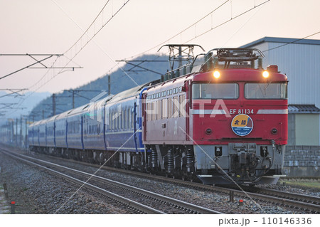 北陸本線 津幡ー森本 JR東日本 EF81-134(長岡)+14系(尾久) 北陸 北陸本線 津幡ー森本 JR東日本 EF81-134(長岡)+14系(尾久) 北陸 110146336