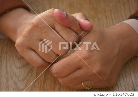 Young women hands suffering pain in thumb finger  110147022