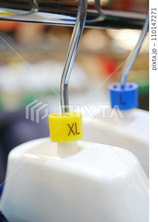 Size marker on the hanger. 110147271