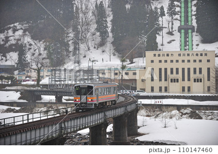 大糸線 小滝ー根知 JR西日本 キハ120-329(糸魚川) 大糸線 小滝ー根知 JR西日本 キハ120-329(糸魚川) 110147460