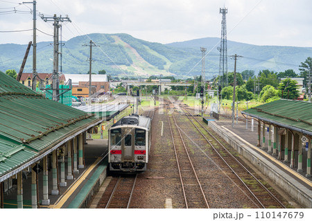 石北本線のスイッチバック駅である遠軽駅に停車するキハ54 110147679