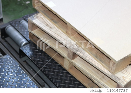 ベルトコンベアに積んだパレット ベルトコンベアに積んだパレット 110147787