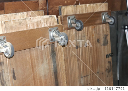 町工場にあるタイヤ付き作業台 110147791