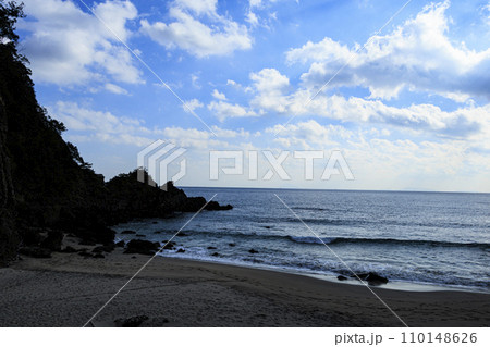 広大な太平洋の静岡県下田市亜相浜の冬（サーファー多し） 110148626
