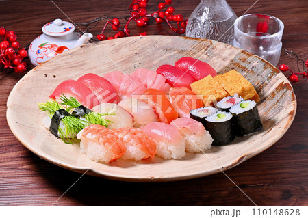 高級持ち帰り寿司、高級鮨、お寿司、海鮮料理、マグロ、サーモン、エビ、かっぱ巻き、玉子など。 高級持ち帰り寿司、高級鮨、お寿司、海鮮料理、マグロ、サーモン、エビ、かっぱ巻き、玉子など。 110148628