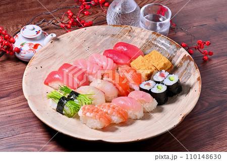 高級持ち帰り寿司、高級鮨、お寿司、海鮮料理、マグロ、サーモン、エビ、かっぱ巻き、玉子など。 110148630