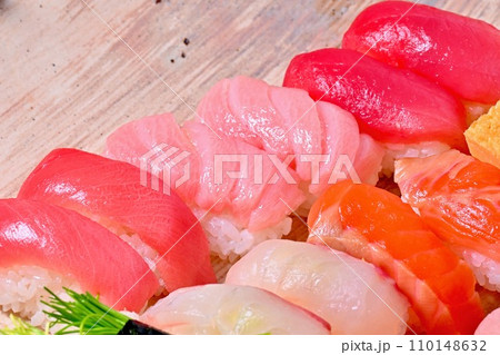 高級持ち帰り寿司、高級鮨、お寿司、海鮮料理、マグロ、サーモン、エビ、かっぱ巻き、玉子など。 110148632