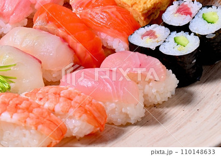 高級持ち帰り寿司、高級鮨、お寿司、海鮮料理、マグロ、サーモン、エビ、かっぱ巻き、玉子など。 高級持ち帰り寿司、高級鮨、お寿司、海鮮料理、マグロ、サーモン、エビ、かっぱ巻き、玉子など。 110148633