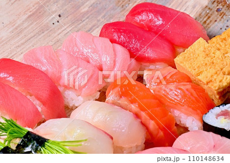 高級持ち帰り寿司、高級鮨、お寿司、海鮮料理、マグロ、サーモン、エビ、かっぱ巻き、玉子など。 110148634