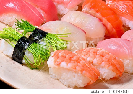 高級持ち帰り寿司、高級鮨、お寿司、海鮮料理、マグロ、サーモン、エビ、かっぱ巻き、玉子など。 110148635