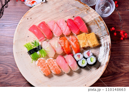 高級持ち帰り寿司、高級鮨、お寿司、海鮮料理、マグロ、サーモン、エビ、かっぱ巻き、玉子など。 110148663