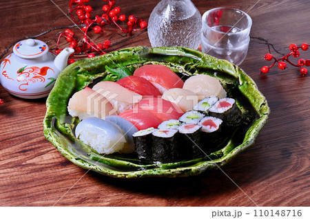 高級持ち帰り寿司、高級鮨、お寿司、海鮮料理、マグロ、かっぱ巻き、玉子など。 110148716
