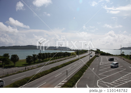 海中道路の風景_沖縄県 110148782