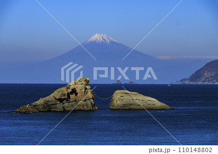 駿河湾に浮かぶ牛着岩と富士山 駿河湾に浮かぶ牛着岩と富士山 110148802