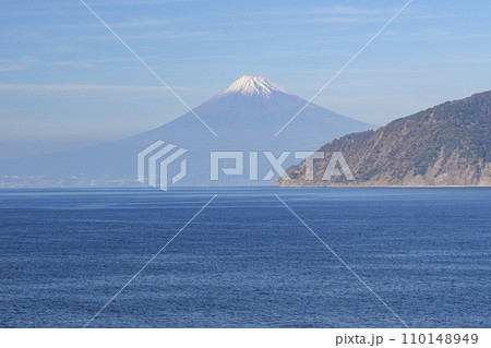 駿河湾に浮かぶ富士山 駿河湾に浮かぶ富士山 110148949
