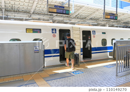 新幹線に乗り込む乗客　旅行客 110149270