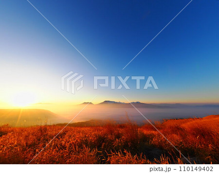 冬の阿蘇の寝観音 110149402