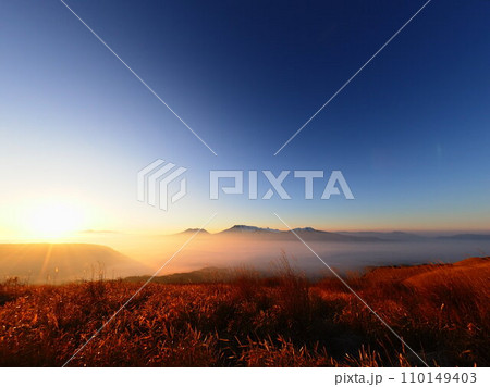 冬の阿蘇の寝観音 冬の阿蘇の寝観音 110149403