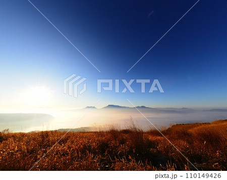 冬の阿蘇の寝観音 110149426