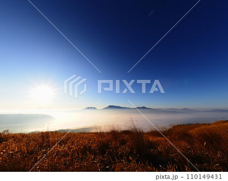 冬の阿蘇の寝観音 110149431