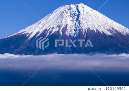 快晴の空と雪被る富士山の絶景・長者ヶ岳展望 快晴の空と雪被る富士山の絶景・長者ヶ岳展望 110149503