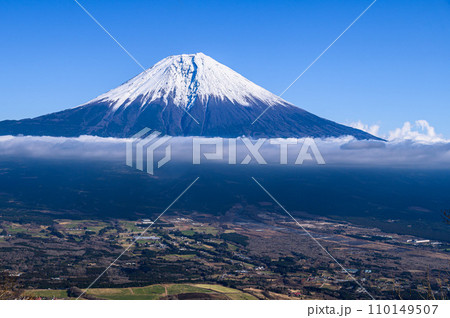 快晴の空と雪被る富士山の絶景・長者ヶ岳展望 110149507