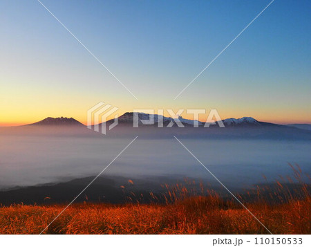 朝焼けの阿蘇寝観音 110150533