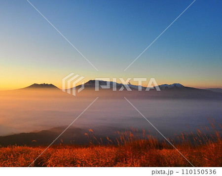 朝焼けの阿蘇寝観音 朝焼けの阿蘇寝観音 110150536