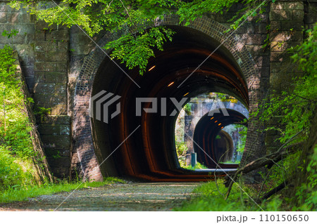 群馬県安中市の春 新緑のアプトの道 歴史あるトンネル 群馬県安中市の春 新緑のアプトの道 歴史あるトンネル 110150650
