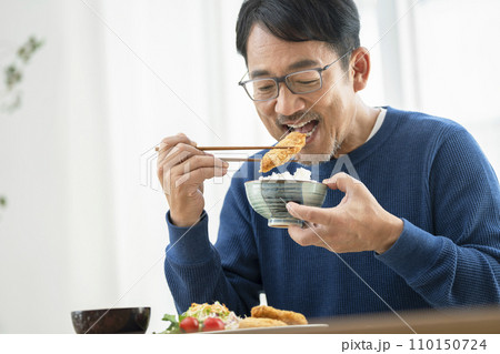 トンカツを食べる50代半ばの男性 110150724