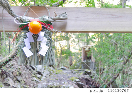 小さな神社の鳥居に飾られた正月飾り 110150767
