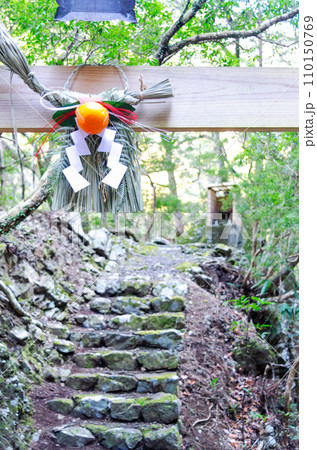 小さな神社の鳥居に飾られた正月飾り 小さな神社の鳥居に飾られた正月飾り 110150769