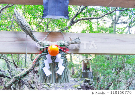 小さな神社の鳥居に飾られた正月飾り 110150770