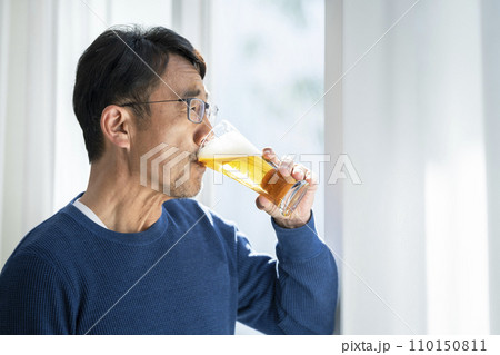 ビールを飲む50代半ばの男性　 110150811