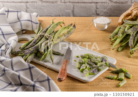 Heap of green beans 110150921