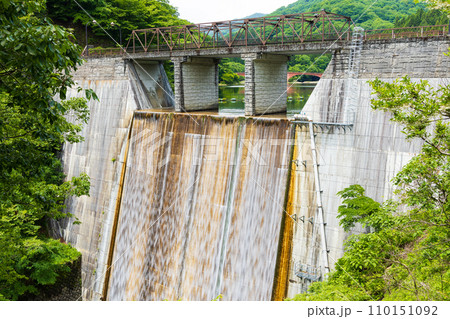 群馬県安中市の春　新緑のアプトの道　碓氷湖 110151092