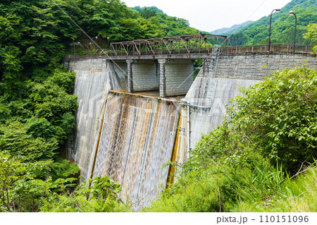 群馬県安中市の春 新緑のアプトの道 碓氷湖 群馬県安中市の春 新緑のアプトの道 碓氷湖 110151096