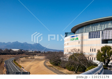 グリーンドーム前橋と榛名山 前橋競輪場 グリーンドーム前橋と榛名山 前橋競輪場 110151179