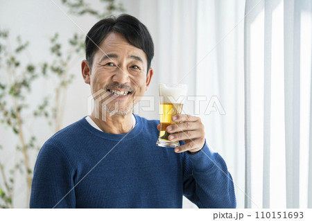 ビアグラスを持った中年男性　 110151693