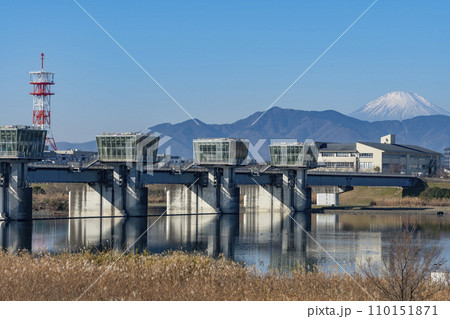 相模川大堰と富士山の風景 相模川大堰と富士山の風景 110151871