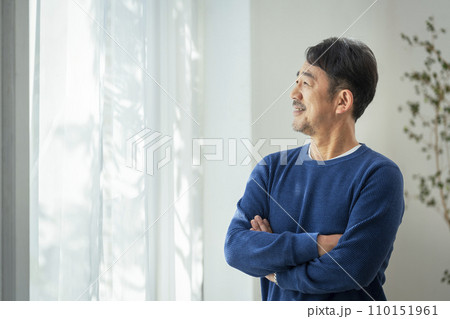 窓際に立つ50代半ばの男性 横顔 窓際に立つ50代半ばの男性 横顔 110151961