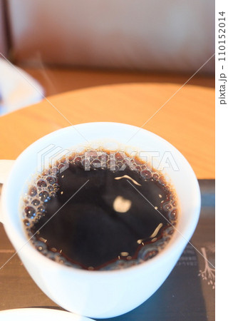 カフェで食すホットコーヒー 110152014