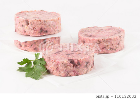 Raw veggie burger with beetroot and white beans 110152032