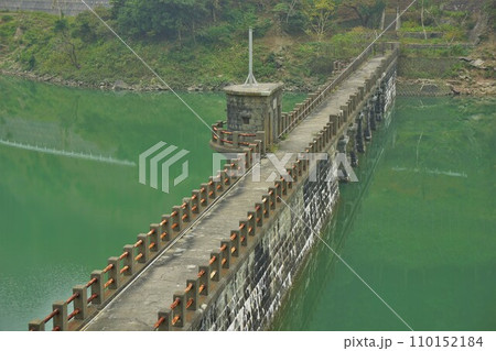 成相池堰堤の天端 110152184