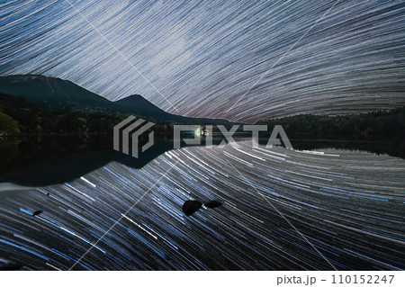 オンネトー湖に映る星の光跡 オンネトー湖に映る星の光跡 110152247