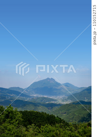 湯布院盆地と新緑の由布岳 110152715