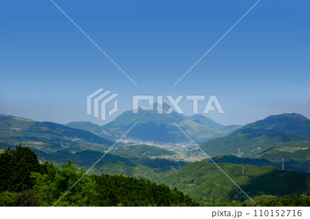 湯布院盆地と新緑の由布岳 110152716